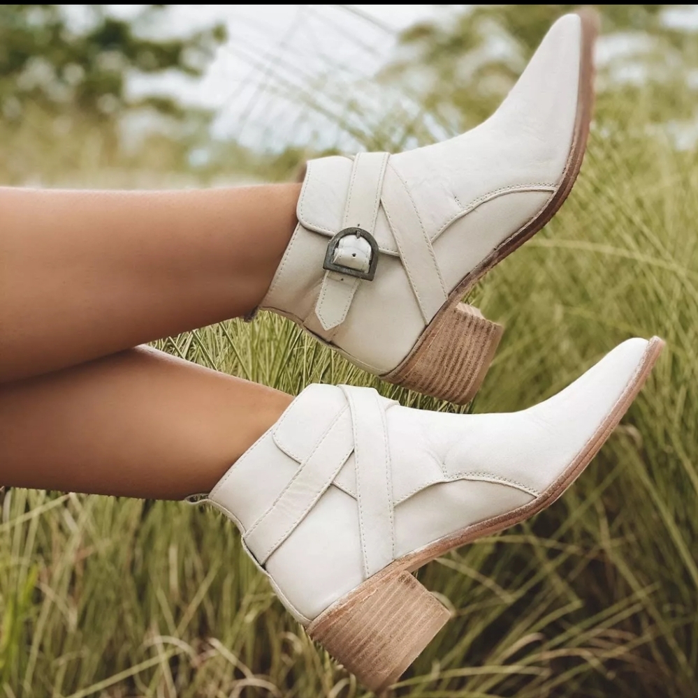 FREE PEOPLE Back Loop Ankle BOOTS 37/6.5 Ecru Leather Western Distressed $148